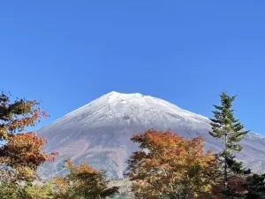 Com um mês de ‘atraso’, neve volta ao topo do Monte Fuji