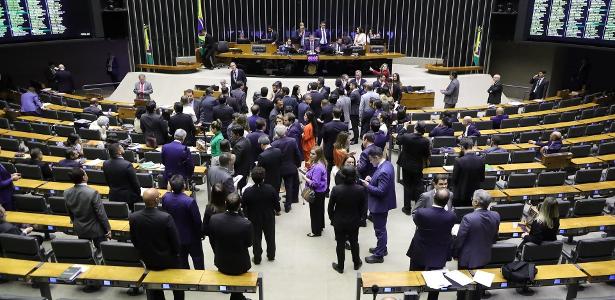 Câmara mantém governo sob pressão e aprova acelerar projeto que derruba IOF