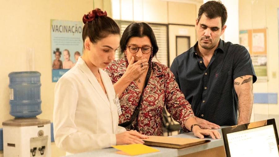 Betina (Isis Valverde) ajuda Lurdes (Regina Casé) e Magno (Juliano Cazarré) em Amor de Mãe (TV Globo/Victor Pollak). - TV Globo/Victor Pollak