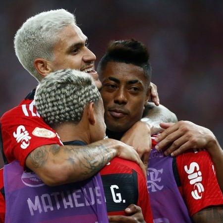 Flamengo x Aucas: Bruno Henrique abraçado por time e torcida - Getty Images