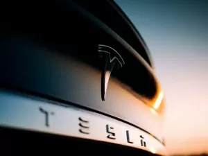 Quer saber como robotáxi da Tesla deve ser? Foto vazada dá uma ideia