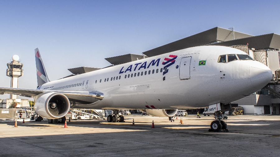 Avião da Latam passará por manutenção após choque contra ave - Shutterstock