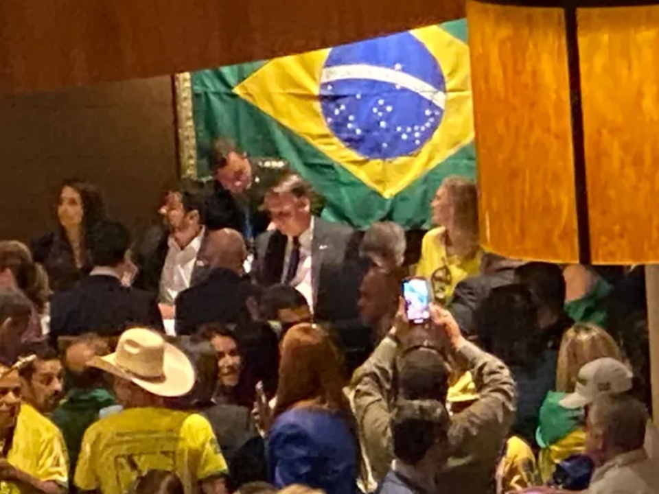 Em NY, Bolsonaro mostra sua vocação para cantor de churrascaria