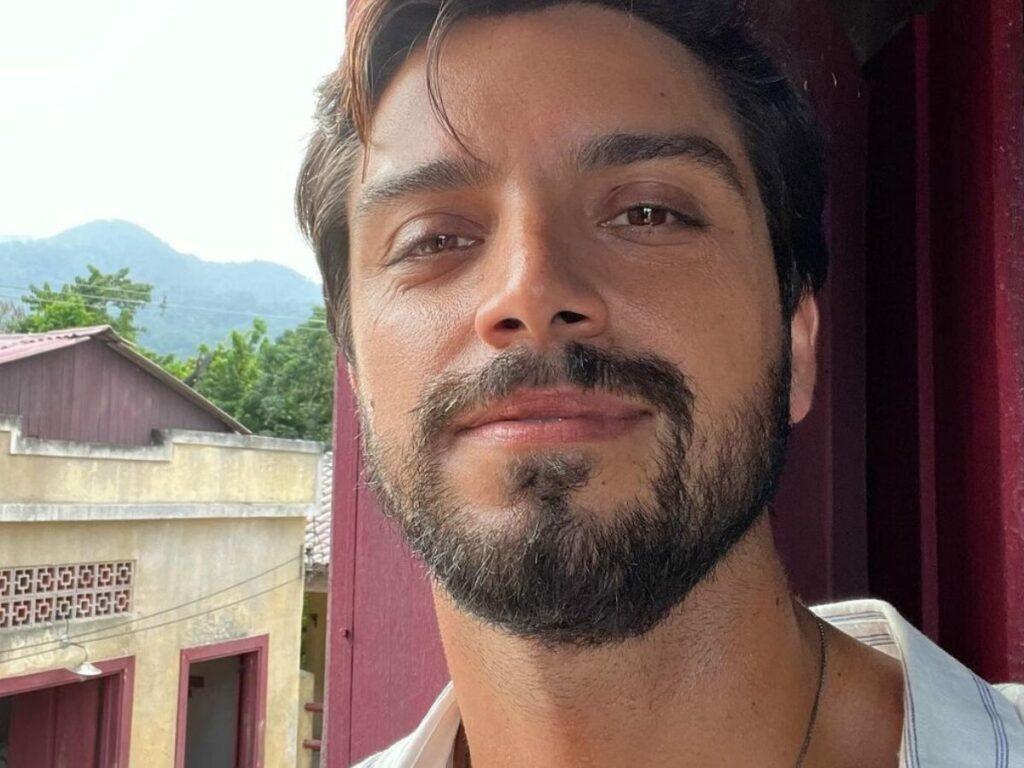 Rodrigo Simas Ator Diz Que Foi Cobrado Para Assumir Bissexualidade 1579