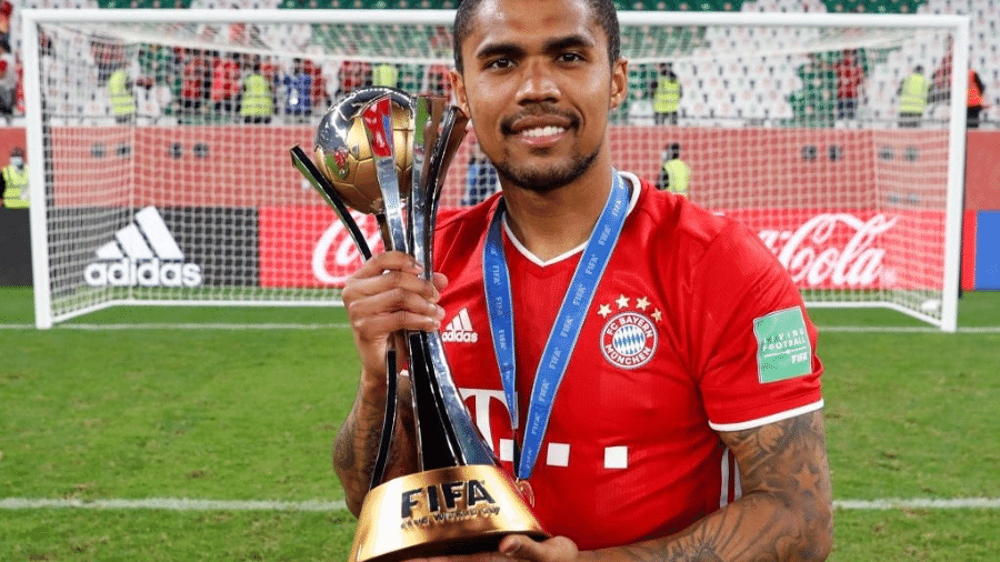 Douglas Costa com a taça do Mundial de Clubes; ele também é campeão alemão pelo Bayern - Reprodução 