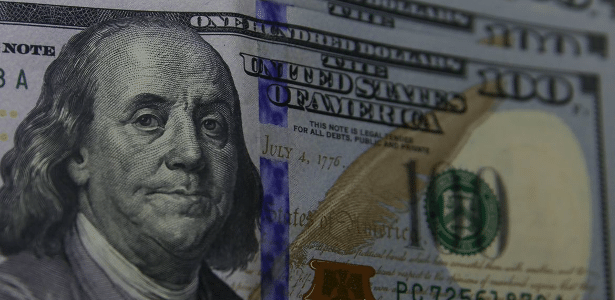 Dólar abre em alta, com petróleo, Banco Central e IPCA-15 no radar