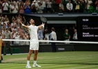 Djokovic celebra vitória épica em Wimbledon após confronto histórico de 5h15