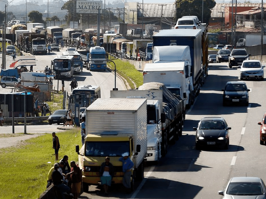 Motos poderão circular entre carros parados, aprova Congresso