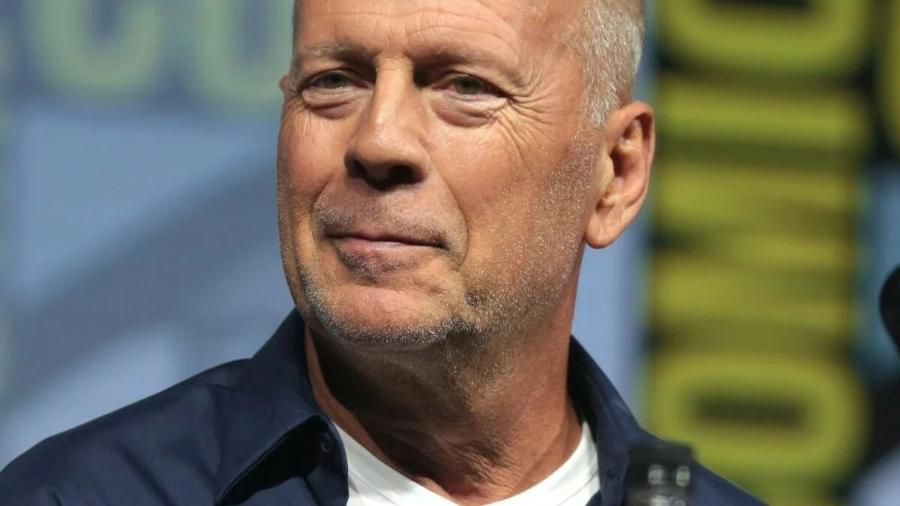 Bruce Willis protagonizou filmes de sucesso do cineasta, como "O Sexto Sentido" e "Corpo Fechado" - Reprodução