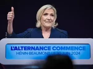 França: candidatos da esquerda e do centro desistem do segundo turno e se unem para barrar extrema-direita