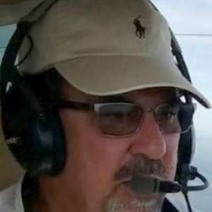 O piloto brasileiro Mauro Espíndola foi um dos assassinados - Reprodução