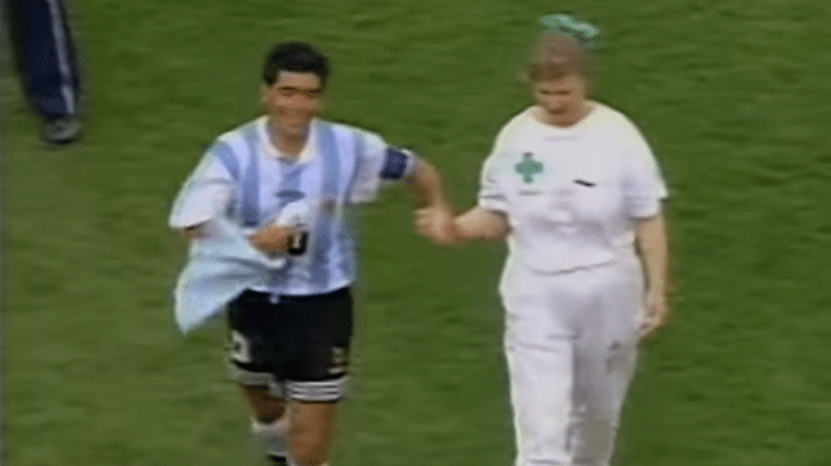                                  Maradona deixou o gramado de seu último jogo com a seleção argentina de mãos dadas com a enfermeira Sue Carpenter, antes do exame antidoping que o excluiu da competição.                             
