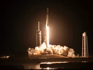 Foguete da SpaceX decola com três astronautas estadunidenses e um cosmonauta russo