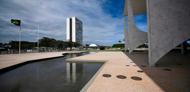 Bolsa fecha em queda e dólar tem leve baixa de olho em Brasília
