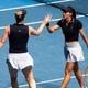 Stefani e Dabrowski superam jogo duro e est&atilde;o nas quartas outra vez