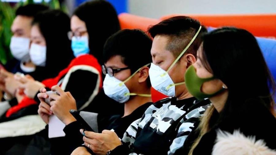 Pessoas tentam se proteger do coronavírus com máscaras em locais públicos - Agência Brasil