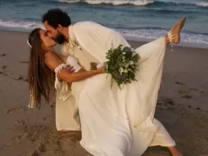 Murilo Couto se casa com Martina Moller em cerimônia na praia