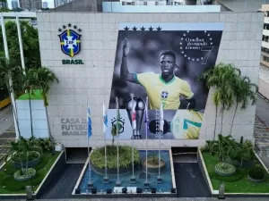 Após ser eleito o melhor jogador do mundo, Vini Jr. é homenageado na fachada da CBF