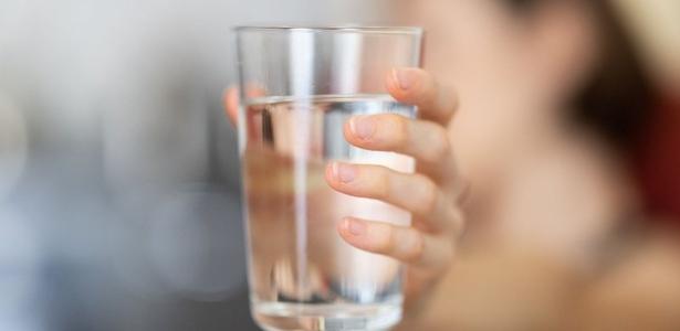 Para manter a saúde dos rins durante o verão, é importante beber água ao longo do dia, mesmo sem sentir sede. - undefined