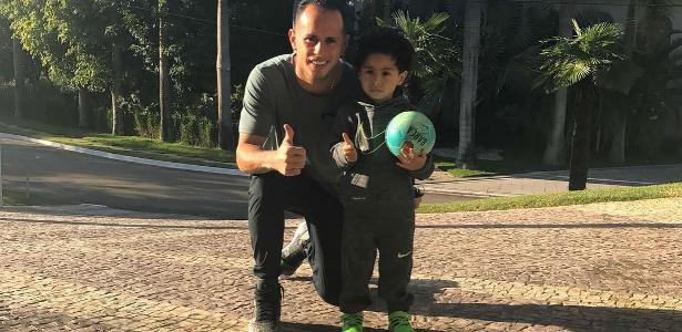 Filho de Guerra, do Palmeiras, melhora e já brinca com o pai no hospital