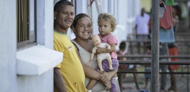 Reinaldo, Genesis e a filha Reigeles estão entre os venezuelanos que vieram ao Brasil em busca de melhores condições de vida - Foto: Felipe Ribeiro/ JC Imagem