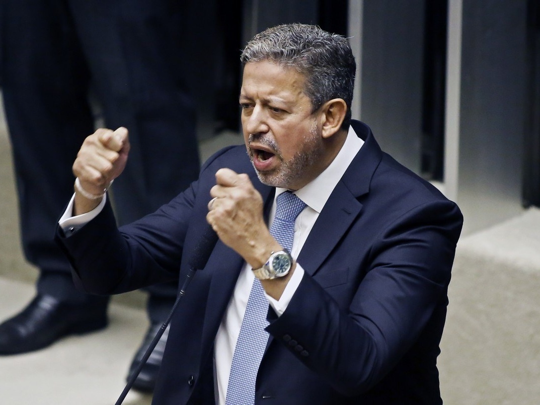 Não podendo elevar sua estatura, Arthur Lira rebaixa pé-direito da Câmara 