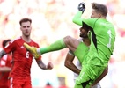 Goleiro do País de Gales acerta joelhada e assusta rival do Irã - GettyImages