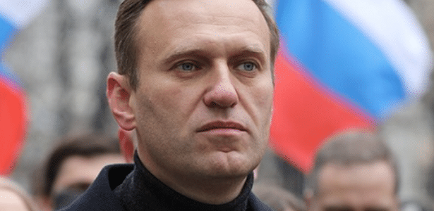 https://conteudo.imguol.com.br/c/parceiros/e1/2023/08/04/alexei-navalny-lider-da-oposicao-do-governo-russo-e-condenado-a-19-anos-de-prisao-1691168668070_v2_615x300.png