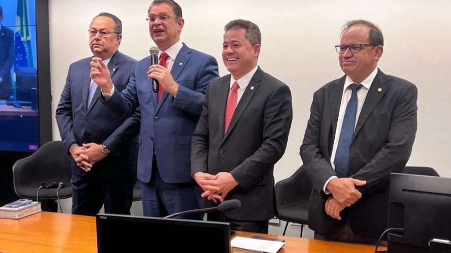 Acordo foi selado nesta quarta-feira, durante reunião da bancada evangélica. Silas Câmara, à esquerda, e Eli Borges, à direita, vão se revezar no comando da frente parlamentar. Foto: FPE - Acordo foi selado nesta quarta-feira, durante reunião da bancada evangélica. Silas Câmara, à esquerda, e Eli Borges, à direita, vão se revezar no comando da frente parlamentar. Foto: FPE