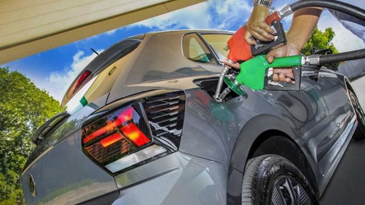 Carros flex funcionam com qualquer proporção de gasolina e etanol, mas nem todos têm essa tecnologia Carros flex funcionam com qualquer proporção de gasolina e etanol, mas nem todos têm essa tecnologia