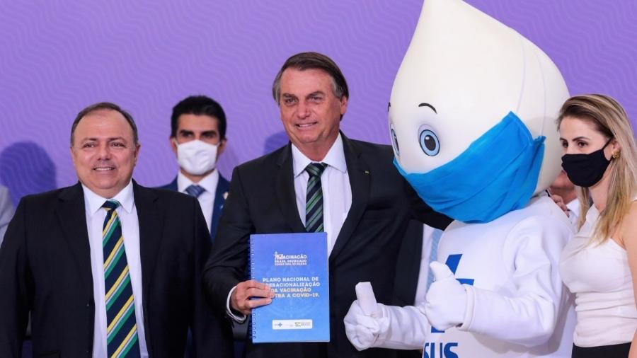   Eduardo Pazuello e Jair Bolsonaro recebem Zé Gotinha no lançamento do plano nacional de imunização: um manda e o outro obedece               -                                 WALLACE MARTINS/FUTURA PRESS                            