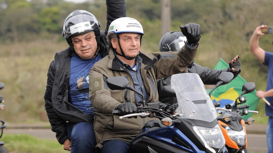 Bolsonaro e o prefeito de Chapecó, João Rodrigues, durante passeio de moto com apoiadores na cidade de Chapecó (SC) - Tarla Wolski/Futura Press/Folhapress