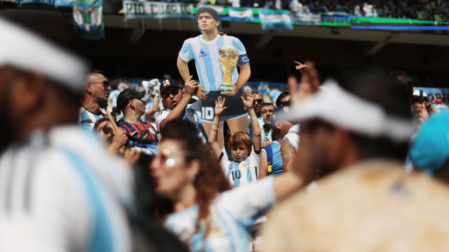 Torcedor argentino exibe a imagem de Maradona no estádio - Carl Recine/Reuters