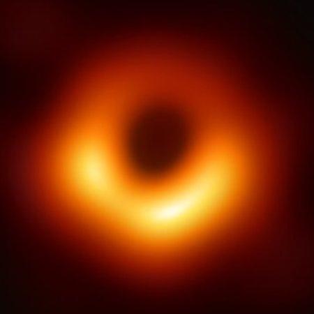 Oxford afirma que Einstein estava certo ao falar que existe área perto de buraco negro que já "puxa" o que estiver ao redor para dentro dele