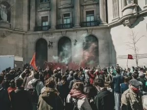 Rebeldes e civis invadem e saqueiam residências de Bashar al-Assad na Síria