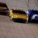 NASCAR Cup: Hamlin supera companheiros de equipe em disputa lado a lado tripla e vence em Nashville