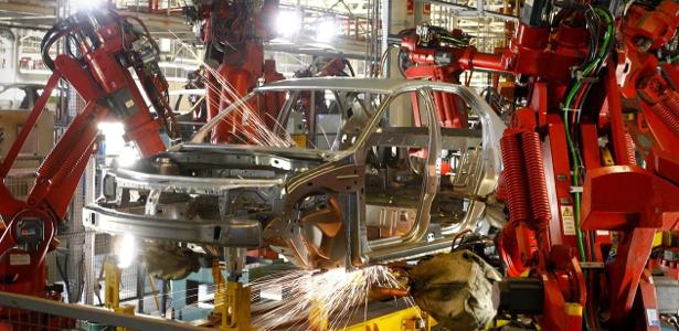 Juros altos derrubam indústria brasileira em ranking mundial de desempenho