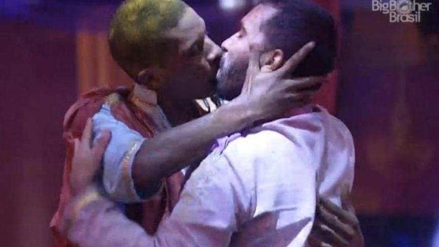 Lucas e Gilberto se beijam durante festa no BBB21 - (Foto: Reprodução/Globo) - Reprodução / Internet