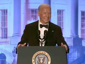 Em discurso, Biden ironiza idade na disputa com Trump: ‘adulto concorrendo com pessoa de 6 anos’