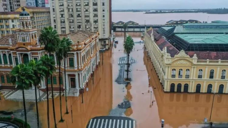 Prefeitura de Porto Alegre, à esquerda, e o Mercado Municipal, à direita, alagados, após chuva intensa