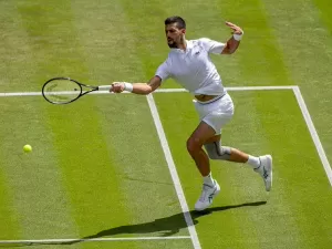 Djokovic cede set para 277º do mundo, mas avança em Wimbledon