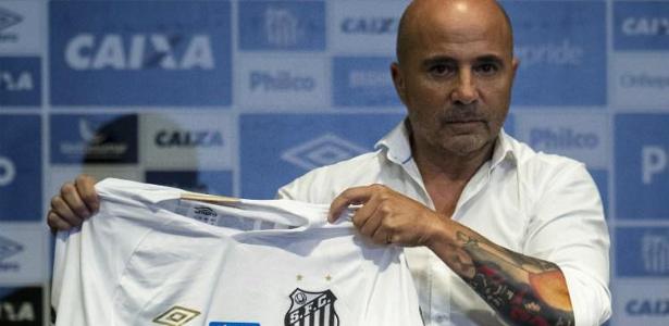 Jorge Sampaoli ainda não recebeu nenhum reforço desde que chegou ao Santos - MIGUEL SCHINCARIOL / AFP