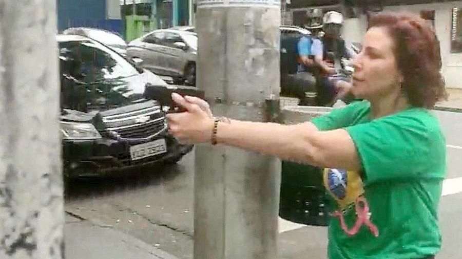Carla Zambelli é flagrada de arma em punho no meio da rua em São Paulo - Reprodução/redes sociais