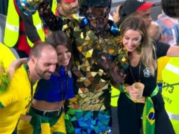 Enquanto bolsonaristas tomam chuva, Eduardo Bolsonaro curte a Copa no Qatar