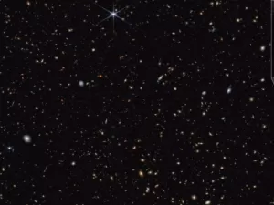 James Webb descobre galáxia com buraco negro supermassivo