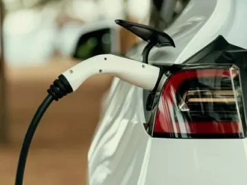 Carros elétricos: bateria que dura mais e não pega fogo já é realidade