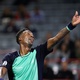 Monfils cai em tr&ecirc;s sets para Tien e recebe homenagens na despedida