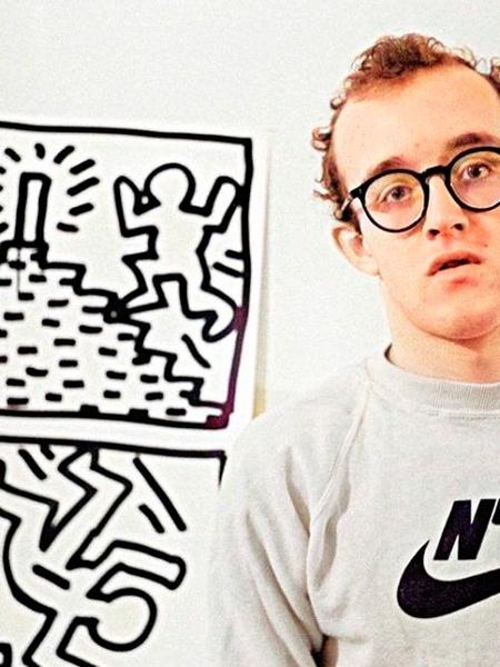 Keith Haring ao lado de uma de suas obras - Reprodução/Instagram