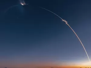 Veja um foguete perfurar a ionosfera durante lançamento