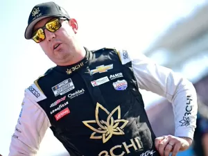 VÍDEO: Kyle Busch utiliza tesoura dentro do carro para cortar bandagem durante etapa da NASCAR